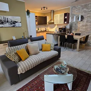 Prime - Large Independent Apartment, Air Conditioning, 2 Bathrooms, 2 Free Covered Parking Spaces, No Restricted Traffic Zone, Train Station 100m, Theatre 150m, Historic Centre Apartment